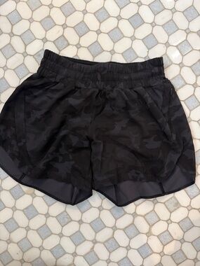lululemon athletica track that short, black Camouflage, size 6, 5 inch inseam